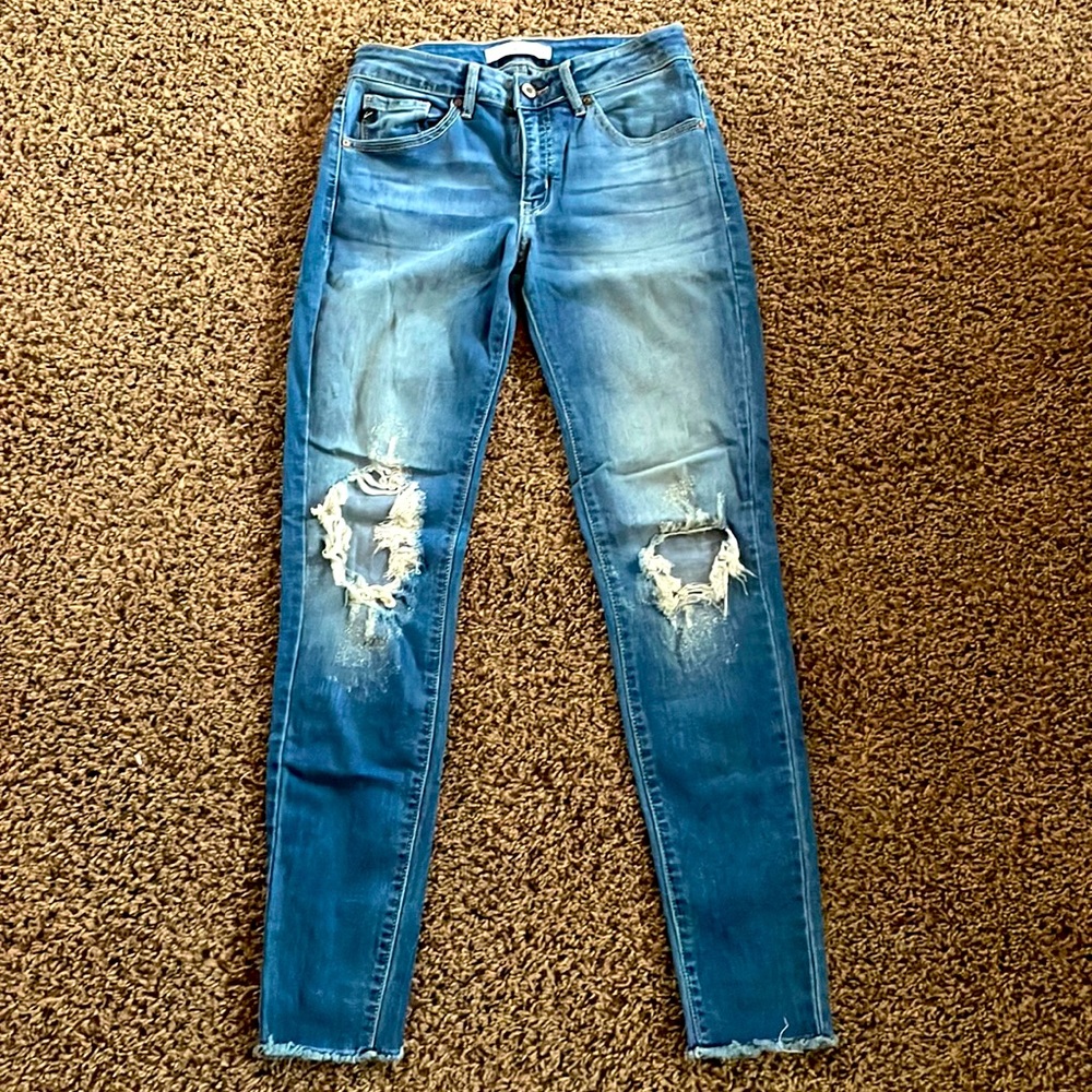 Womens kancan ankle cropped jeans with tears. Size 26
